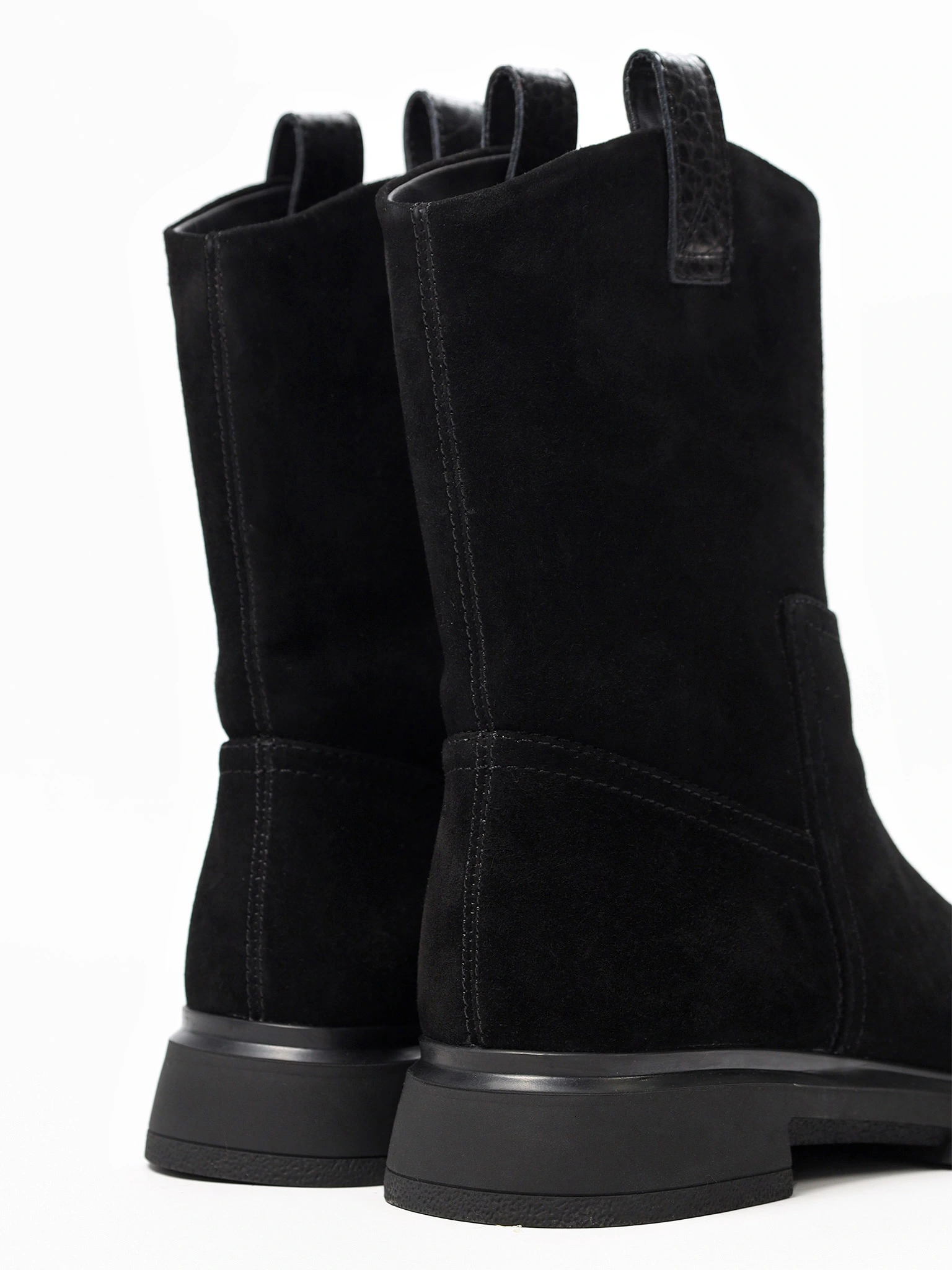 Ботинки черного цвета без застежки на среднем каблуке